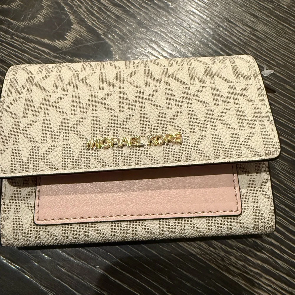 Jet Set Medium Signature Logo 2-in-1 Wallet - Picture 5 of 10